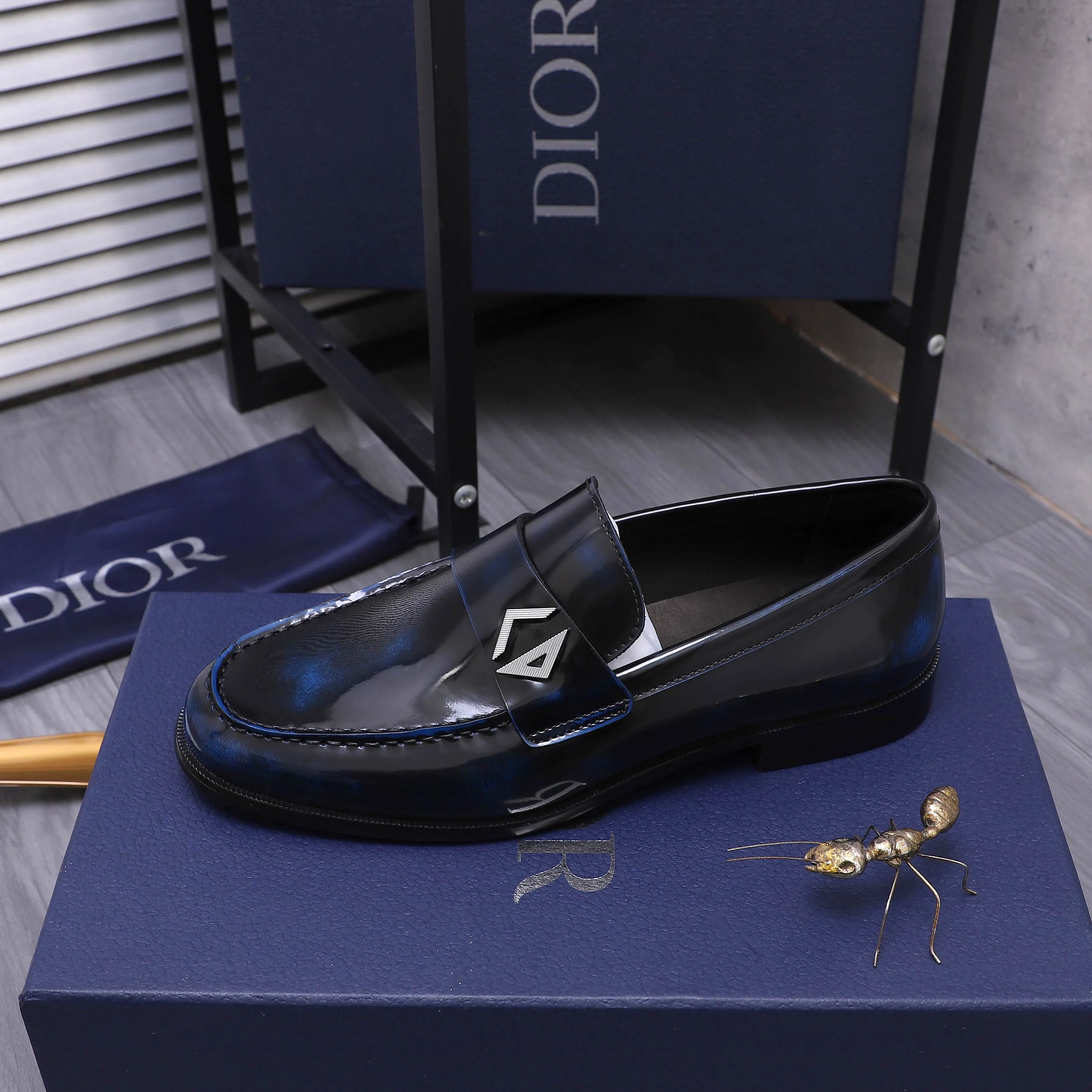 Men's shoes 💰580 Product trademark: Dior "Dior" formal business leather shoes Regular size: 39-45 (45 is custom-made and non-returnable) Product materials: Selected pearlescent polished cowhide upper, cowhide lining, original outsole